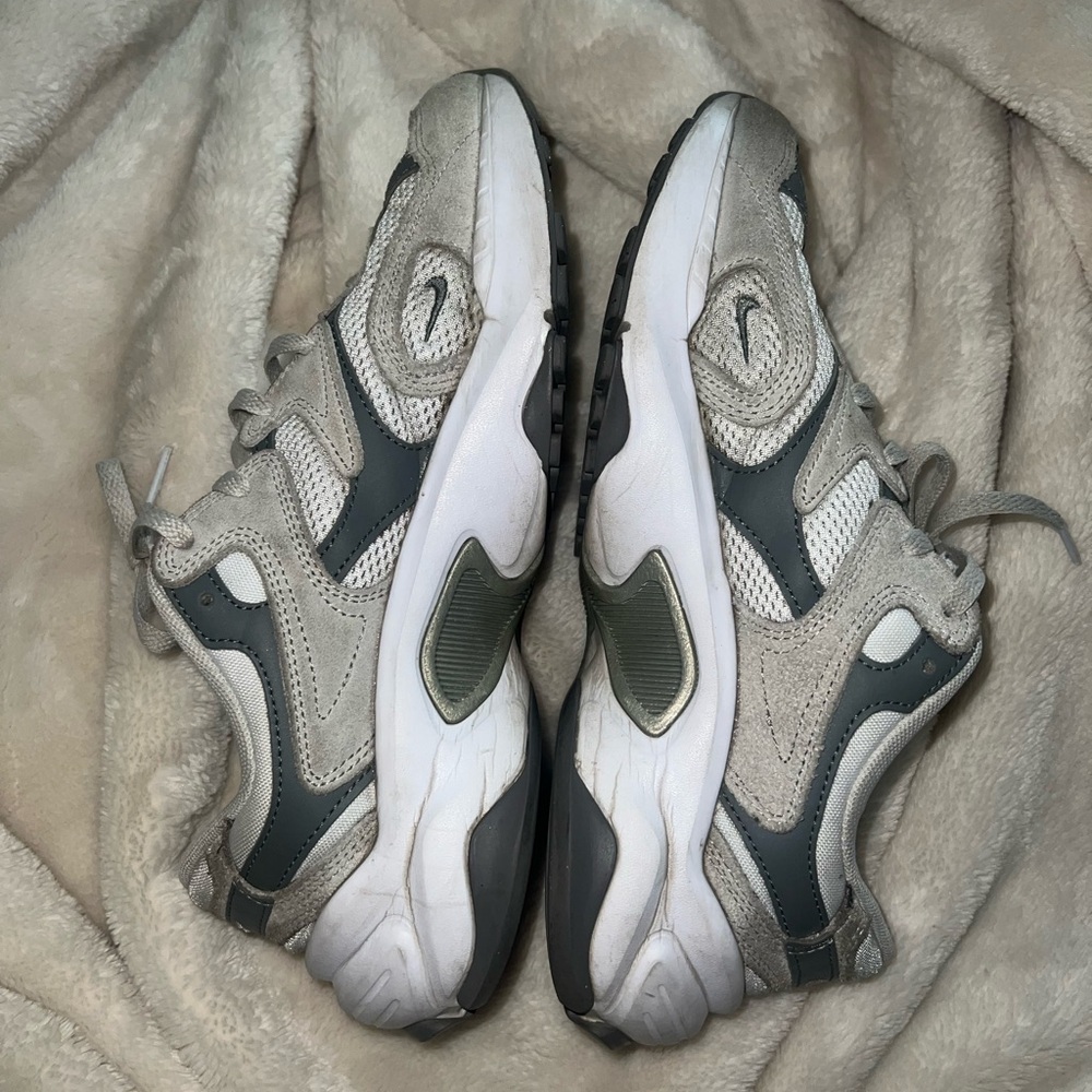 Nike women’s shoes AL8
